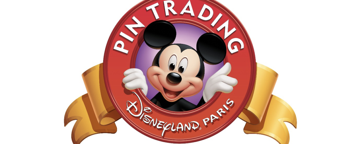 Logo Mickey Mouse dans un cercle rouge avec le texte « Pin Trading » et « Disneyland Paris », entouré d'un ruban jaune.