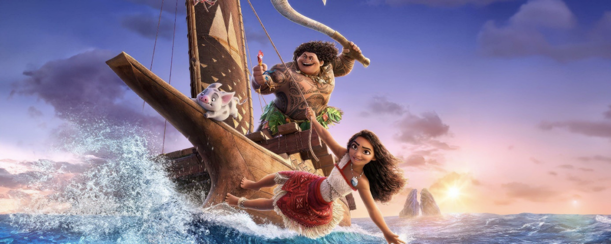 Alors que le soleil disparaît à l'horizon, nos aventuriers animés reprennent la mer. Avec des échos de Vaiana 2 dans leur cœur, ils glissent sur les vagues de l'océan au coucher du soleil. L'un tient une rame avec détermination ; un autre s'accroche au bateau, rejoint par un cochon insouciant qui l'accompagne dans la balade.