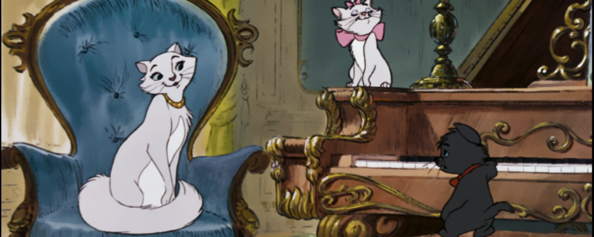 Trois chats de dessins animés animent une pièce élégamment décorée. Un chaton joue sur les touches du piano, rappelant une scène des « Aristochats », tandis qu'un autre est assis sur une chaise bleue, et un autre avec un nœud rose orne le piano à queue. On se croirait dans un monde de Disney, rempli de mélodies des gammes et des arpèges.