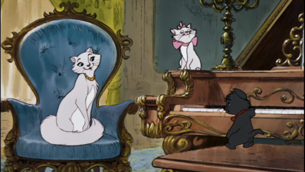 Trois chats de dessins animés animent une pièce élégamment décorée. Un chaton joue sur les touches du piano, rappelant une scène des « Aristochats », tandis qu'un autre est assis sur une chaise bleue, et un autre avec un nœud rose orne le piano à queue. On se croirait dans un monde de Disney, rempli de mélodies des gammes et des arpèges.