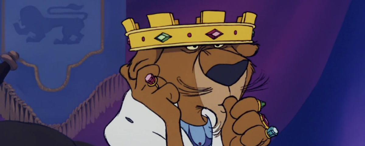 Un personnage de lion couronné, incarnant le roi de mauvais aloi, se prélasse dans une robe et plusieurs anneaux sur un fond violet orné d'une tapisserie.