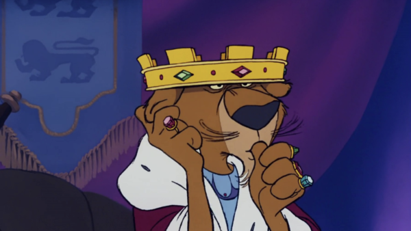 Un personnage de lion couronné, incarnant le roi de mauvais aloi, se prélasse dans une robe et plusieurs anneaux sur un fond violet orné d'une tapisserie.