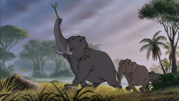 Trois éléphants animés, ressemblant à « la patrouille des éléphants », marchent en ligne dans une jungle, l'éléphant de devant tenant une branche dans sa trompe.