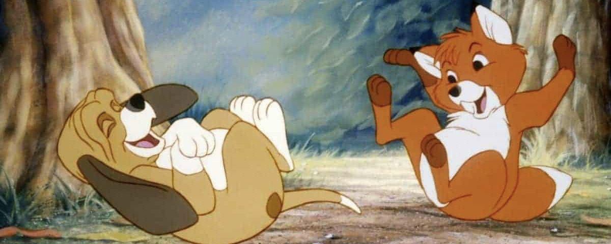 Un renard et un chien animés, deux bons copains, jouent joyeusement sur le sol de la forêt, entourés d'arbres et de verdure luxuriante.