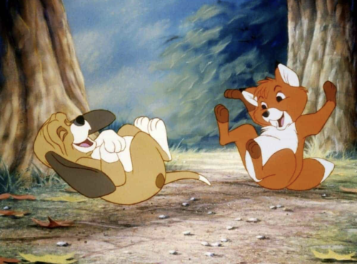 Un renard et un chien animés, deux bons copains, jouent joyeusement sur le sol de la forêt, entourés d'arbres et de verdure luxuriante.