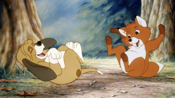 Un renard et un chien animés, deux bons copains, jouent joyeusement sur le sol de la forêt, entourés d'arbres et de verdure luxuriante.