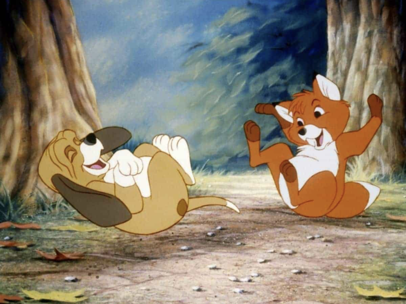 Un renard et un chien animés, deux bons copains, jouent joyeusement sur le sol de la forêt, entourés d'arbres et de verdure luxuriante.