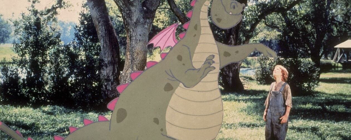 Une personne regarde un grand dragon de dessin animé aux traits roses dans un décor herbeux et arboré, en chuchotant « je t'aime beaucoup » tandis que la scène enchanteresse se déroule.