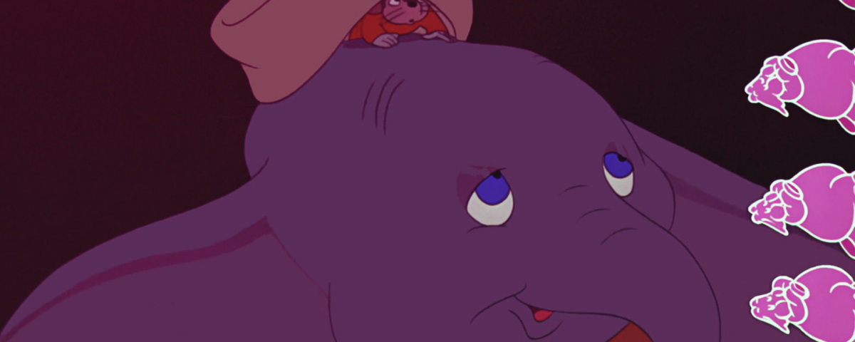 Un éléphant animé avec un grand chapeau regarde vers le haut, entouré de plusieurs figures d'éléphants roses, ressemblant à une scène fantaisiste de « La Marche des Éléphants ».