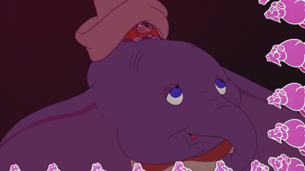 Un éléphant animé avec un grand chapeau regarde vers le haut, entouré de plusieurs figures d'éléphants roses, ressemblant à une scène fantaisiste de « La Marche des Éléphants ».