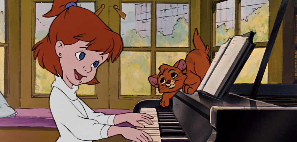 Une fille joue du piano avec Bonne Compagnie, tandis que son chat orange souriant est assis avec contentement dessus.