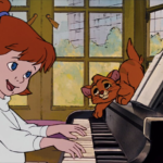 Une fille joue du piano avec Bonne Compagnie, tandis que son chat orange souriant est assis avec contentement dessus.