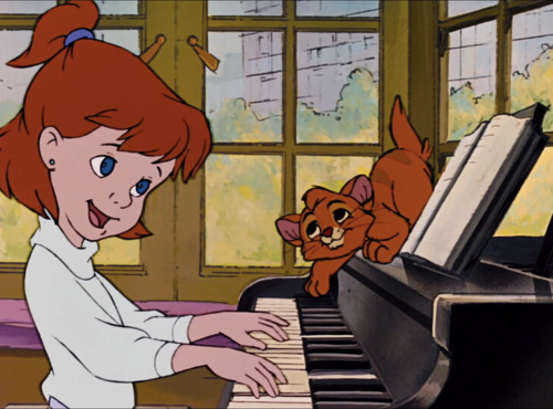 Une fille joue du piano avec Bonne Compagnie, tandis que son chat orange souriant est assis avec contentement dessus.