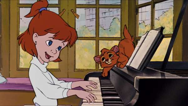Une fille joue du piano avec Bonne Compagnie, tandis que son chat orange souriant est assis avec contentement dessus.
