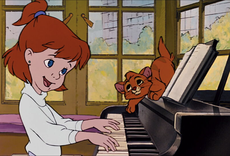 Une fille joue du piano avec Bonne Compagnie, tandis que son chat orange souriant est assis avec contentement dessus.