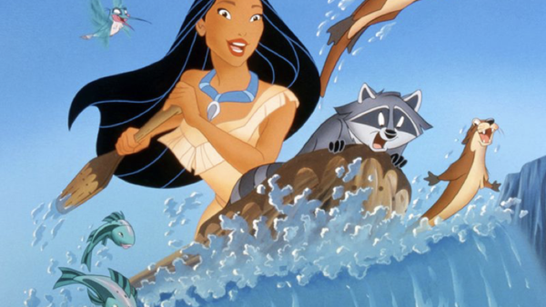 Femme animée pagayant avec un raton laveur, des loutres et des poissons dans l'eau, tandis qu'au détour de la rivière, un colibri vole à proximité.