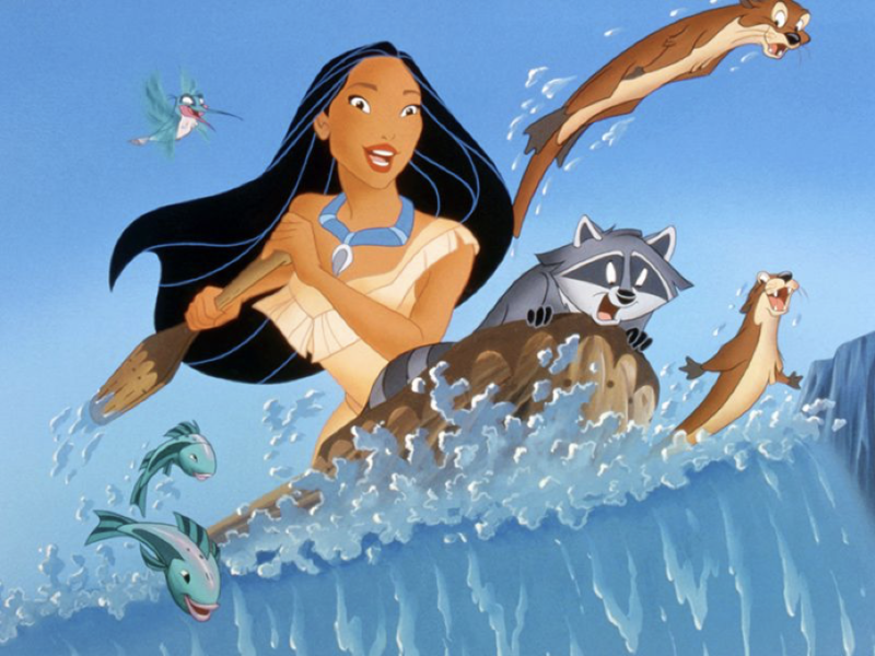 Femme animée pagayant avec un raton laveur, des loutres et des poissons dans l'eau, tandis qu'au détour de la rivière, un colibri vole à proximité.