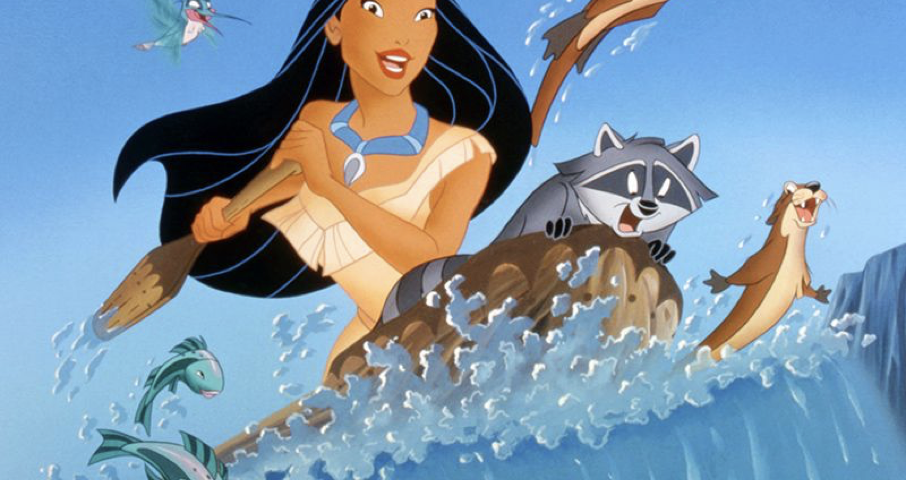 Femme animée pagayant avec un raton laveur, des loutres et des poissons dans l'eau, tandis qu'au détour de la rivière, un colibri vole à proximité.