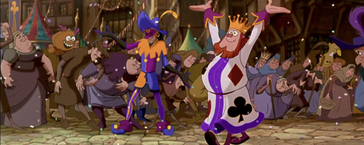 Une scène animée d'un défilé festif de charivari se déroule avec un homme portant une couronne et un bouffon conduisant des citadins en liesse dans la rue pavée.