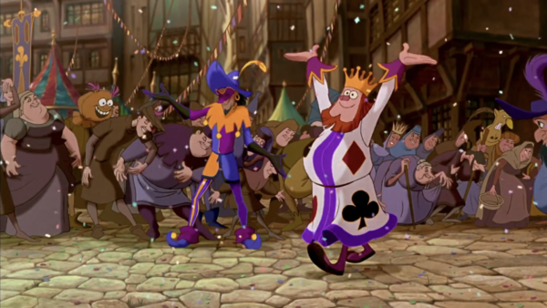 Une scène animée d'un défilé festif de charivari se déroule avec un homme portant une couronne et un bouffon conduisant des citadins en liesse dans la rue pavée.