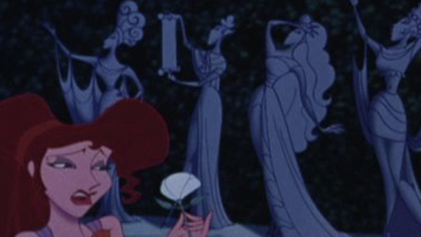 Une femme animée tenant une fleur se tient devant quatre statues aux poses expressives, incarnant l'esprit du « jamais je n'avouerai », tandis que son regard provocateur reflète la force inébranlable gravée dans la pierre.