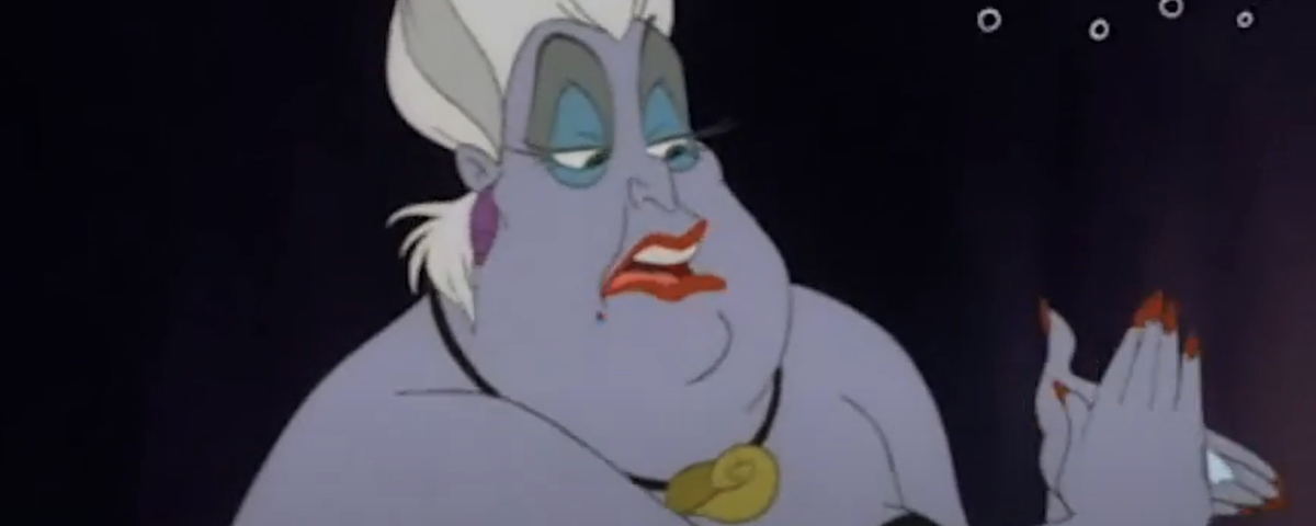 Un personnage animé à la peau pâle, aux cheveux blancs, au fard à paupières bleu et au rouge à lèvres rouge tient une note. Vêtue d'une tenue noire et d'un collier de coquillages sur un fond sombre, elle dégage un charme étrange rappelant celui des « pauvres âmes infortunées ».