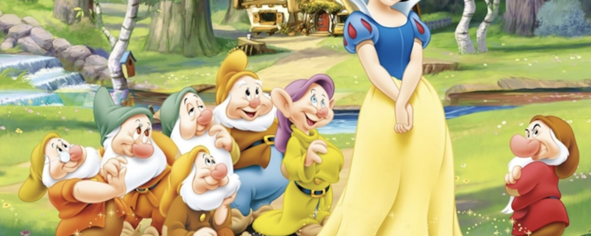 Dans une scène de conte de fées fantaisiste, Blanche-Neige se tient entourée de 7 Nains dans une clairière forestière, avec un cottage pittoresque niché en arrière-plan.