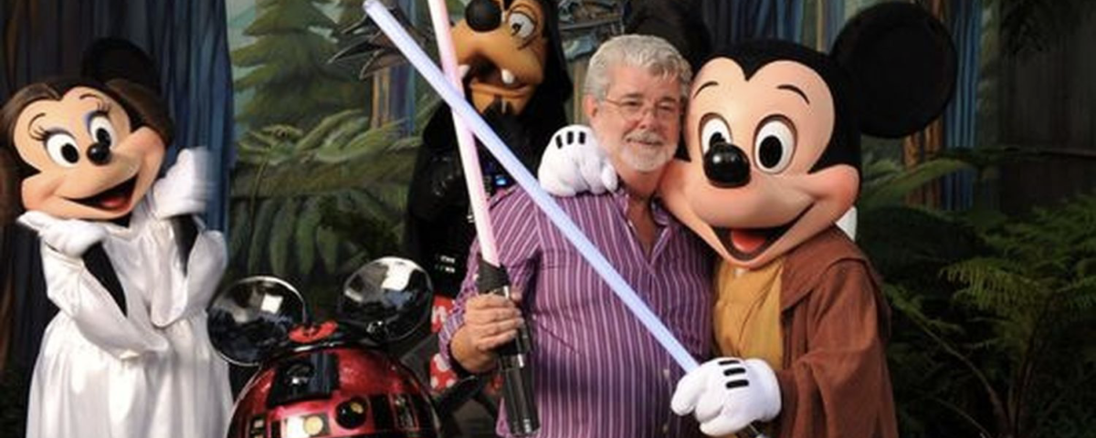 Un homme brandit deux sabres laser, posant avec Mickey Mouse en tenue de Jedi, Minnie déguisée en princesse Leia et un R2-D2 portant des oreilles de Mickey. Dingo est en arrière-plan, capturant l'essence ludique de Star Wars juste après son rachat le 30 octobre 2012.