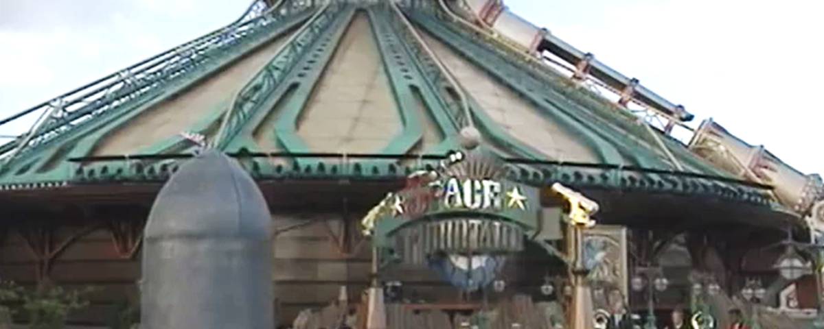 Un groupe de personnes costumées se rassemble à l'extérieur de l'attraction fantaisiste Space Mountain, sa grande structure métallique évoquant l'esprit aventureux du 31 mai 1995.