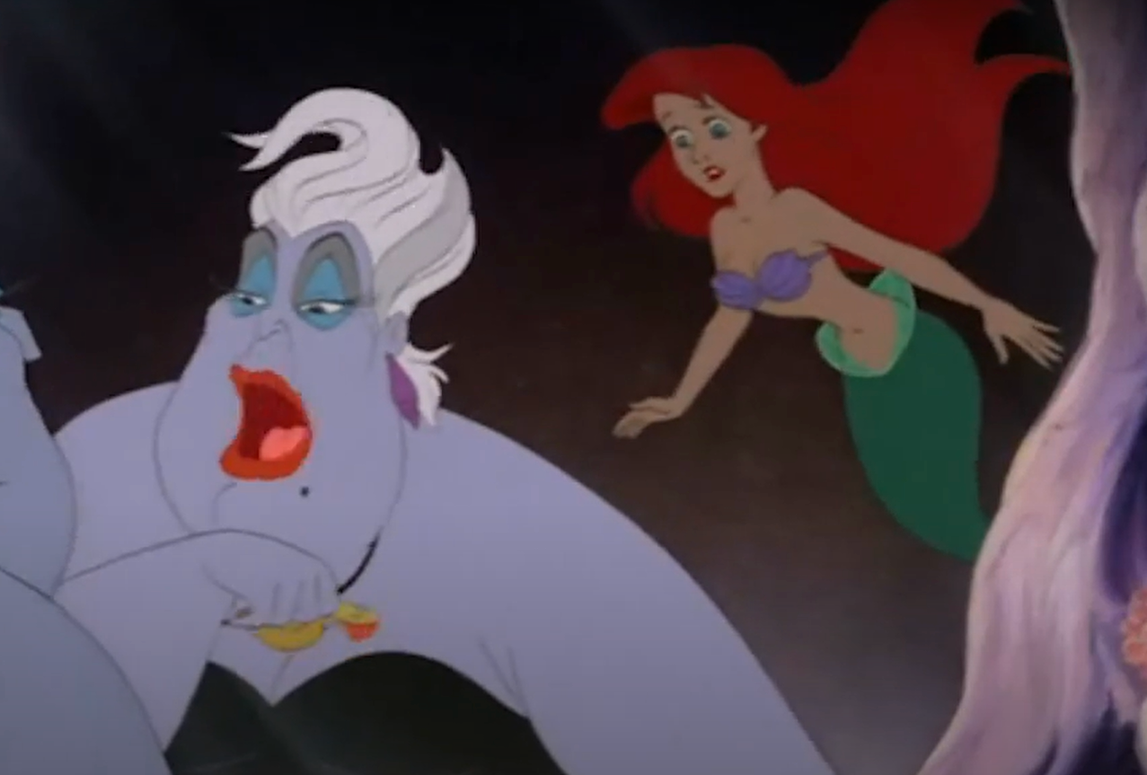 Dans une scène animée se déroulant dans un environnement sous-marin sombre, un personnage à la peau violette et aux cheveux blancs discute avec une sirène aux cheveux roux, dont la queue verte scintille. Leur discussion fait écho à la mélodie envoûtante de « pauvres âmes infortunées », ajoutant une touche d'enchantement aux profondeurs.