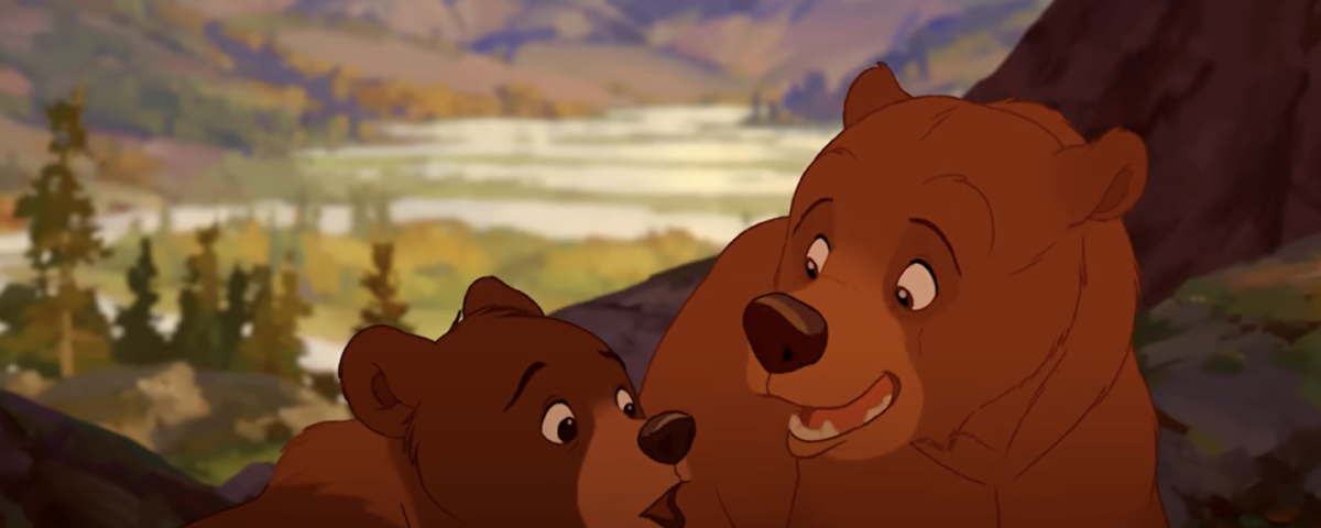 Deux ours animés sont assis côte à côte dans un paysage naturel, avec des montagnes et une rivière en arrière-plan. Tandis qu'ils se reposent, le plus grand regarde le plus petit, tous deux semblant sourire.