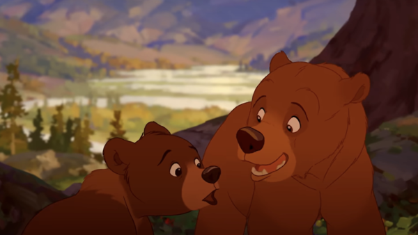 Deux ours animés sont assis côte à côte dans un paysage naturel, avec des montagnes et une rivière en arrière-plan. Tandis qu'ils se reposent, le plus grand regarde le plus petit, tous deux semblant sourire.