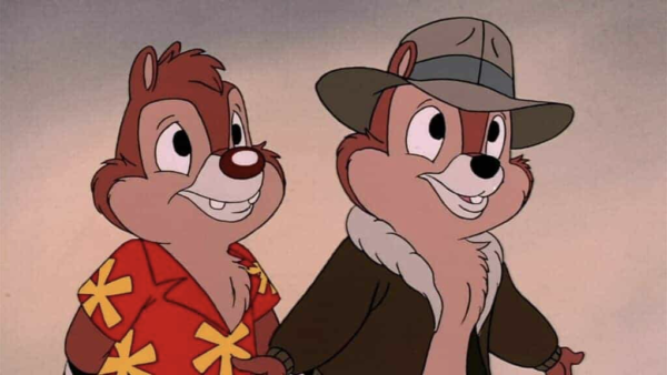 Deux tamias de dessin animé se tiennent côte à côte, incarnant l'esprit aventureux de Tic et Tac, les rangers du risque. L'un porte une chemise hawaïenne rouge, tandis que l'autre enfile un fedora et une veste bomber, prêts pour leur prochaine escapade audacieuse.