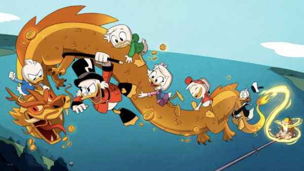 Les canards animés de la bande à Picsou chevauchent et s'accrochent à un grand dragon doré planant au-dessus de l'eau, avec des pièces dispersées dans l'air.