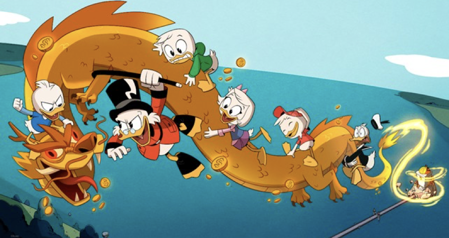 Les canards animés de la bande à Picsou chevauchent et s'accrochent à un grand dragon doré planant au-dessus de l'eau, avec des pièces dispersées dans l'air.