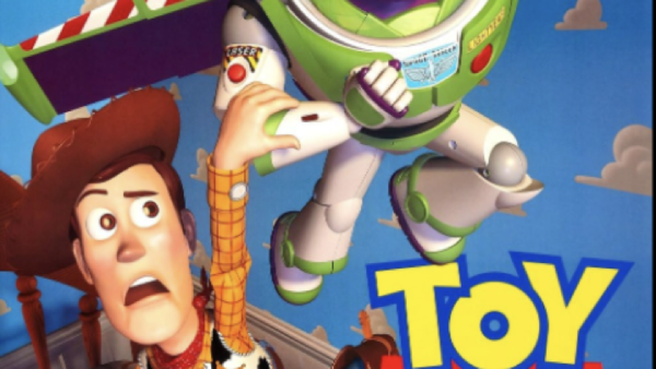 L'affiche de Toy Story montre Buzz l'Éclair volant au-dessus de Woody dans la chambre d'un enfant, avec d'autres personnages emblématiques de Toy Story comme Rex, M. Potato Head et Hamm rassemblés sur le sol.