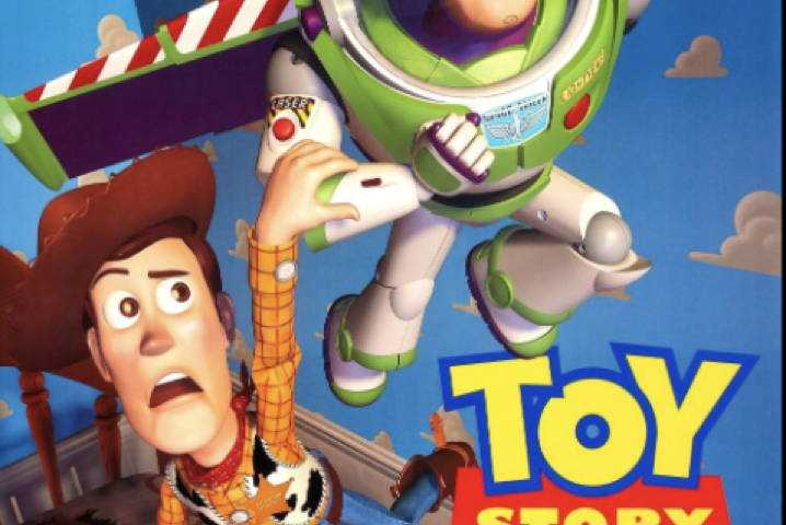 L'affiche de Toy Story montre Buzz l'Éclair volant au-dessus de Woody dans la chambre d'un enfant, avec d'autres personnages emblématiques de Toy Story comme Rex, M. Potato Head et Hamm rassemblés sur le sol.