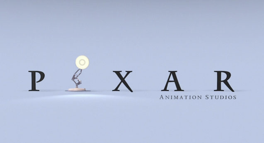 L'image montre le logo des studios d'animation Pixar, avec une lampe de bureau (vue notamment dans Toy Story) remplaçant la lettre « I » de « PIXAR » sur un fond bleu clair.