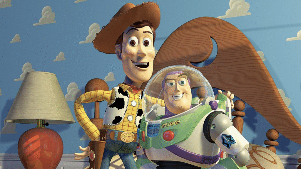 Jouets animés de cow-boy et de ranger de l'espace de Toy Story debout côte à côte dans une chambre d'enfant avec du papier peint bleu et des motifs de nuages.