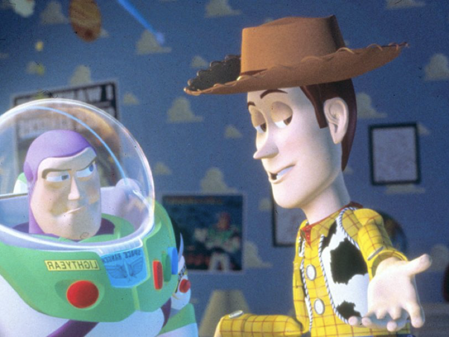 Un astronaute en plastique et une poupée cow-boy, comme dans Toy Story, discutent dans une chambre d'enfant décorée de papier peint nuage.