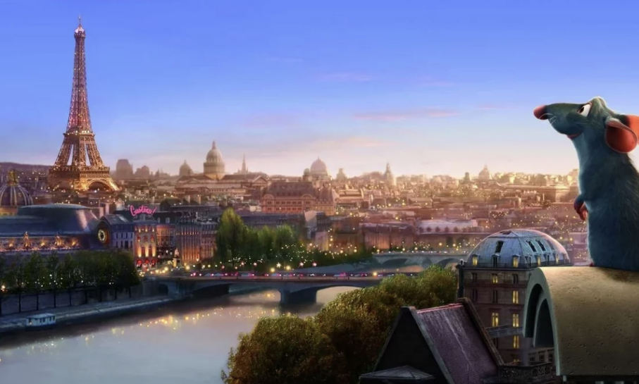 Un rat animé surplombe un paysage urbain de Paris au coucher du soleil, avec la Tour Eiffel, la rivière et les bâtiments de la ville visibles sous un ciel clair, capturant une scène rappelant « le festin » au cœur de la ville.
