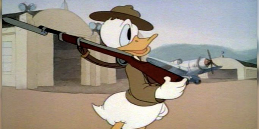 Un canard de dessin animé, rappelant Donald Duck, habillé en soldat, se tient à l'extérieur des hangars tenant un fusil, avec un avion visible en arrière-plan.