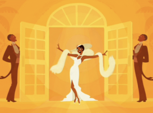 Une femme vêtue d'une robe blanche et d'un boa en plumes se tient au bout du rêve, encadrée par des portes ouvertes et deux hommes en smoking, sur un fond orange vif et stylisé avec des palmiers.