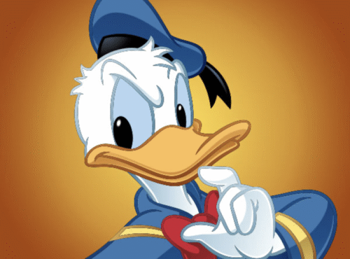 Personnage de canard animé ressemblant à Donald Duck dans une tenue de marin bleu et un nœud papillon rouge, tenant sa main sur son bec comme s'il réfléchissait, sur un fond dégradé orange.