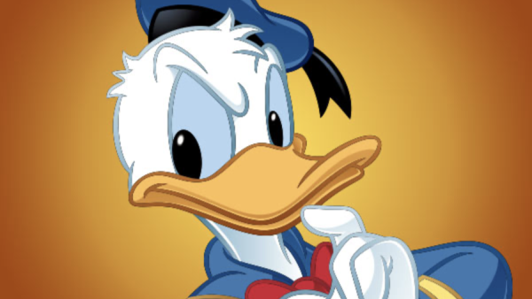 Personnage de canard animé ressemblant à Donald Duck dans une tenue de marin bleu et un nœud papillon rouge, tenant sa main sur son bec comme s'il réfléchissait, sur un fond dégradé orange.
