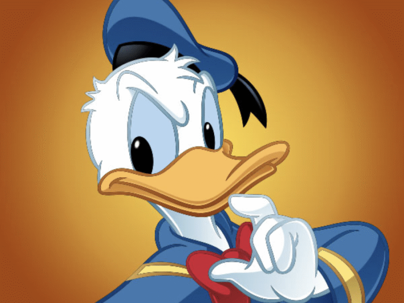 Personnage de canard animé ressemblant à Donald Duck dans une tenue de marin bleu et un nœud papillon rouge, tenant sa main sur son bec comme s'il réfléchissait, sur un fond dégradé orange.