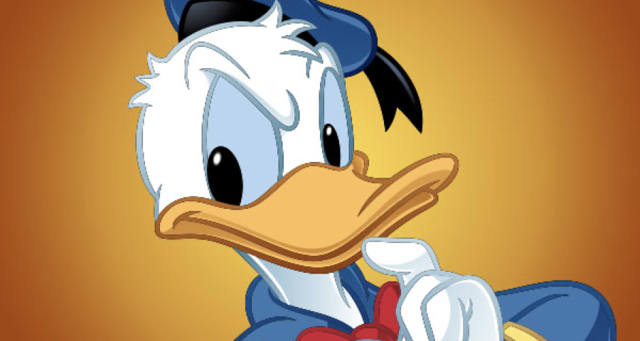 Personnage de canard animé ressemblant à Donald Duck dans une tenue de marin bleu et un nœud papillon rouge, tenant sa main sur son bec comme s'il réfléchissait, sur un fond dégradé orange.