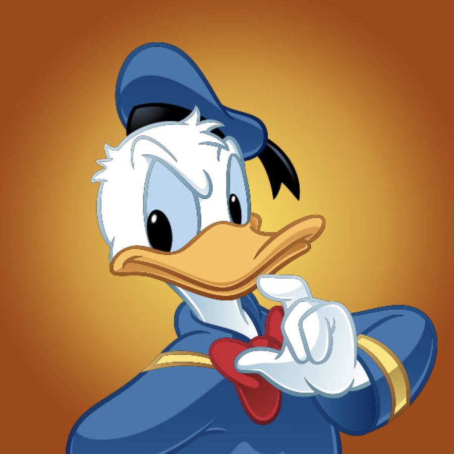 Personnage de canard animé ressemblant à Donald Duck dans une tenue de marin bleu et un nœud papillon rouge, tenant sa main sur son bec comme s'il réfléchissait, sur un fond dégradé orange.