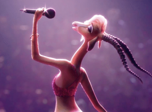 Un personnage de gazelle animé portant une tenue rouge scintillante tient un microphone et chante « Try Everything » sur scène sous des lumières vives.