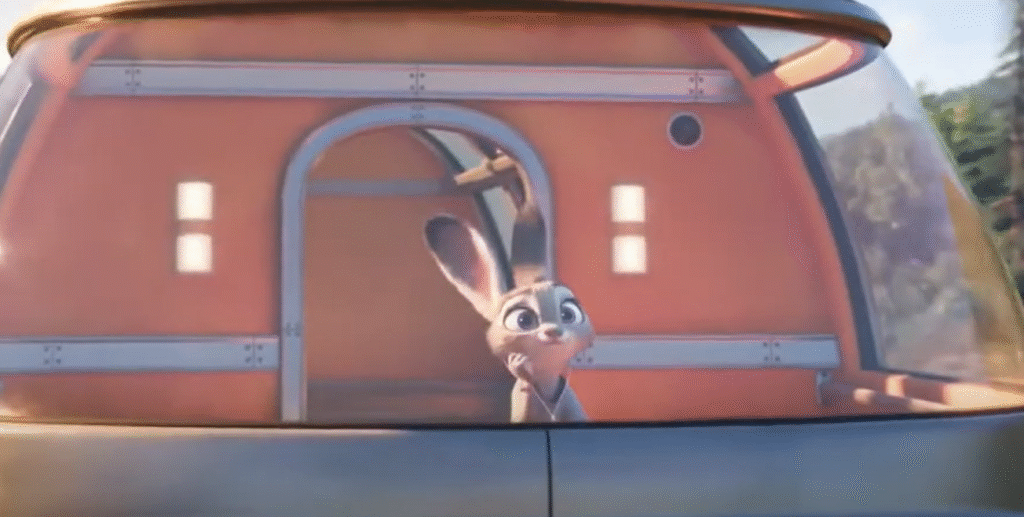 Un lapin animé se tient à l'intérieur d'un wagon de train orange vif, regardant par la fenêtre avec une expression pensive, prêt à tout essayer pendant son voyage.